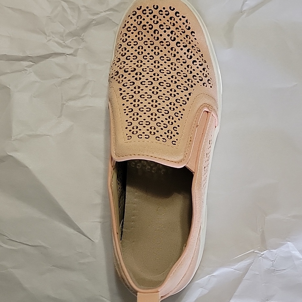 Vionic Kimmie Perf laser cut slip on sneakers size 7 peach suede casual comfort